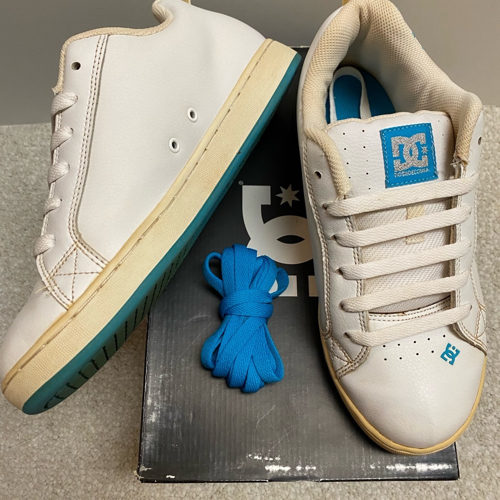 DC Women’s Court Graffik SE Size 8.5 (White/Turquoise/Silver).